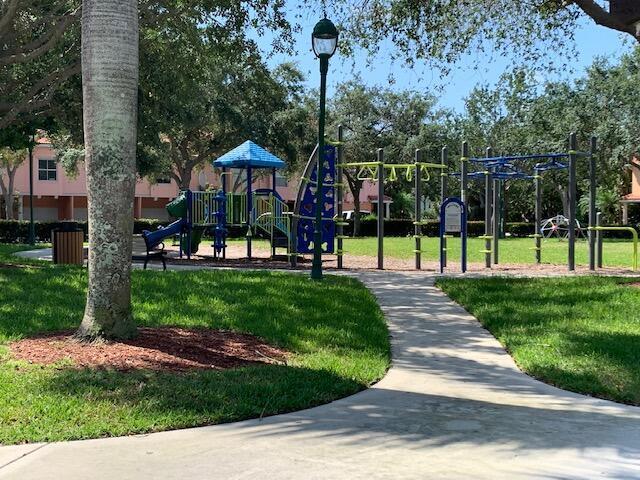 Foto del edificio - 2058 Alta Meadows Ln