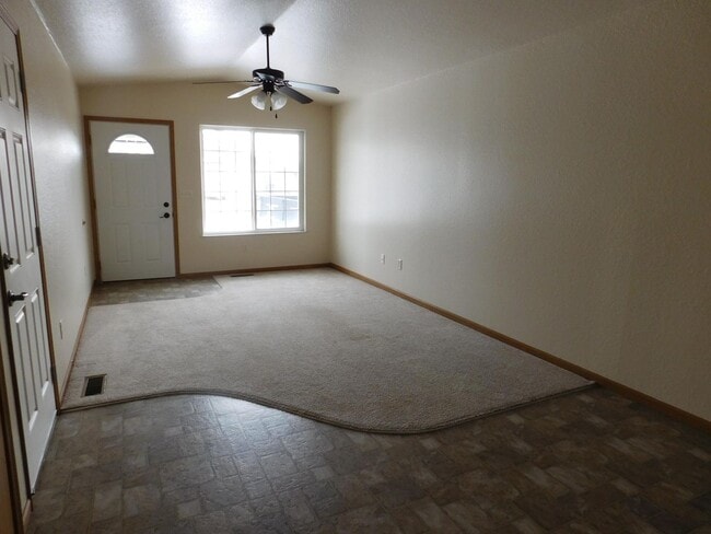 Foto del edificio - Charming 3 Bed, 2 Bath Townhome with Singl...