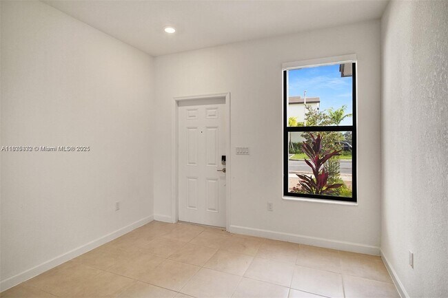Foto del edificio - 18546 SW 2nd St
