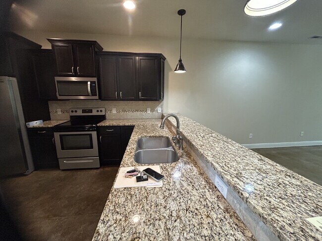 Foto del edificio - 2BD 2BA GROUND LEVEL DUPLEX WITH GARAGE FO...