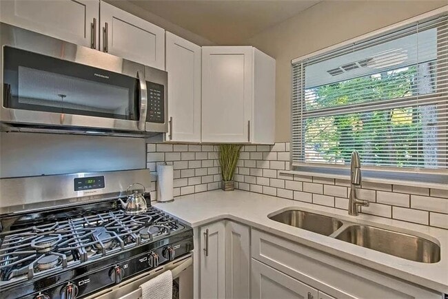 Building Photo - 2582 Westchester Dr