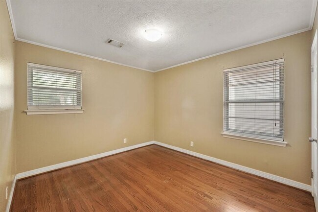 Foto del edificio - 5215 Poinciana Dr