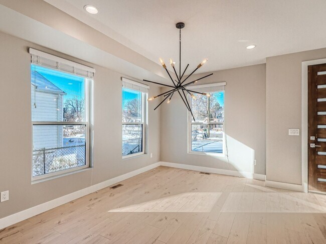 Building Photo - 4 Bedroom 3.5 Bathrom half Duplex in the h...