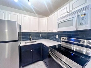 Building Photo - 200 Horizon W