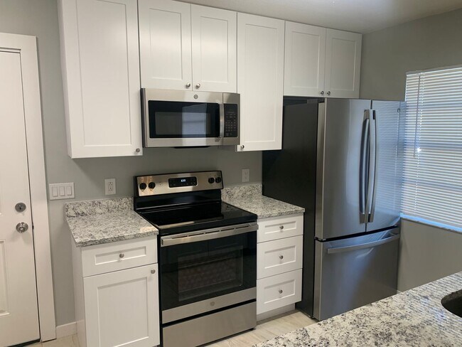Foto del edificio - 6913 Sunny Ln Ave