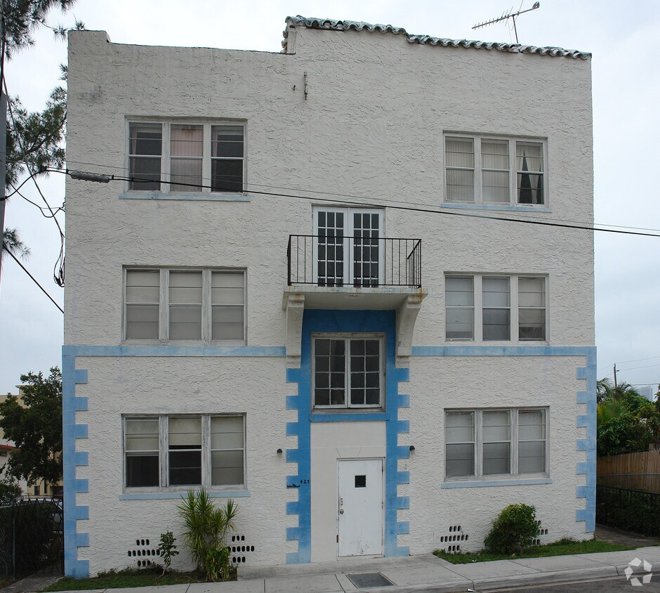 Primary Photo - Little Havanna Apts.