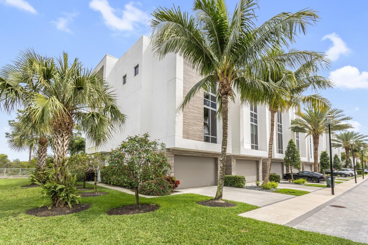 Foto principal - 4240 NW 17th Ave