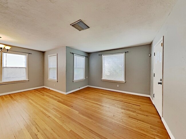 Building Photo - 1426 E Amelia St