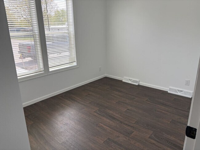 Building Photo - 13940 Burgundy Ave