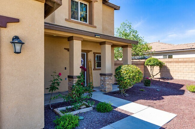 Foto del edificio - Welcoming 4 bed, 2.5 bath home w/ AC & PAID SOLAR!