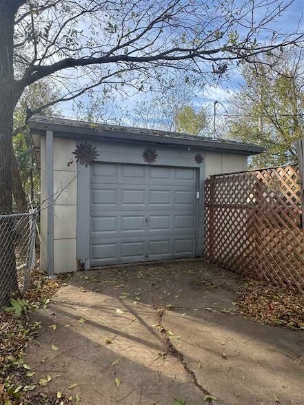 Building Photo - 2119 W Sherwood Ave