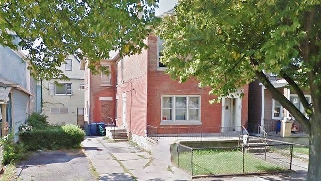 Building Photo - 410 7th St