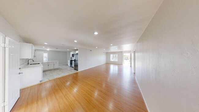 Foto del edificio - 4BD/2BA, Upgraded Kitchen! Sunroom!