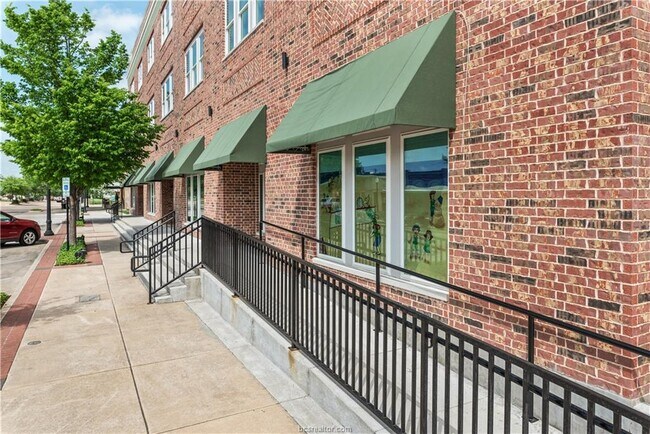 Building Photo - 401 N Main St