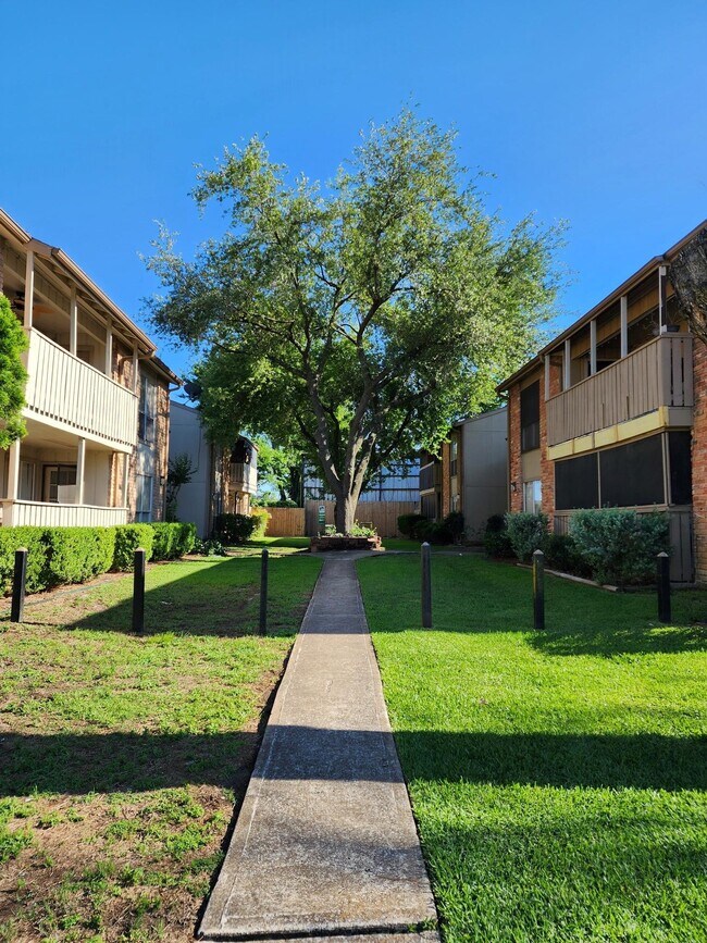 Building Photo - 5665 Birchmont Dr