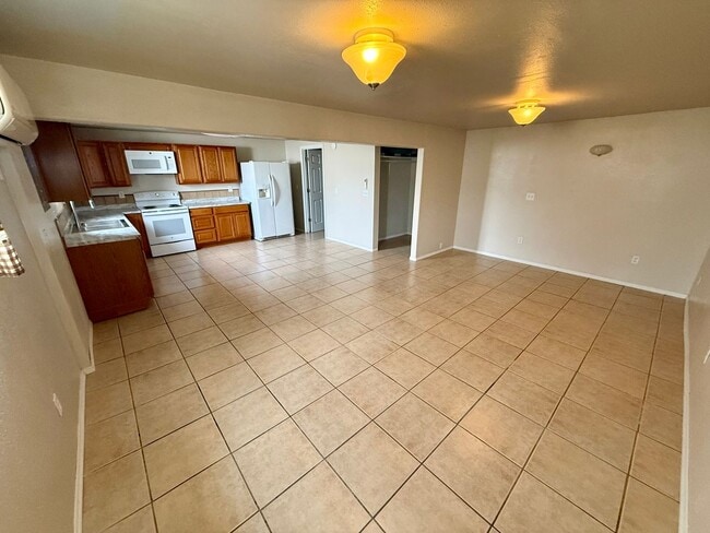 Building Photo - Thomas Duplex