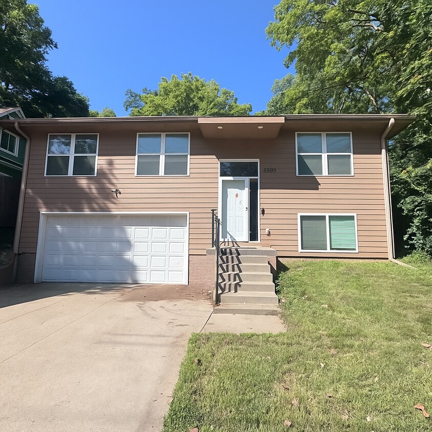 Foto principal - Coming Soon! Beautiful Split-Level Home in...