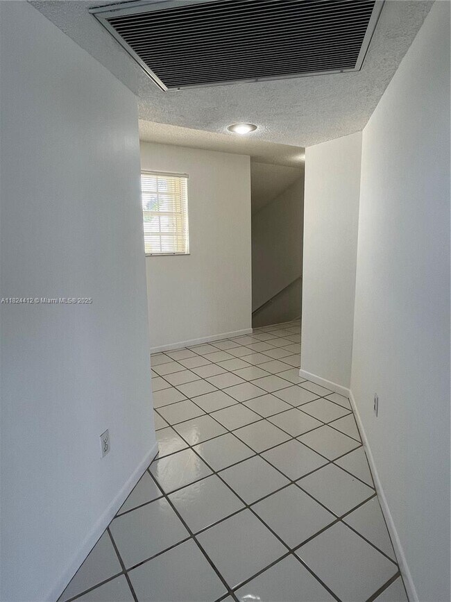 Building Photo - 2520 SE 19th Pl
