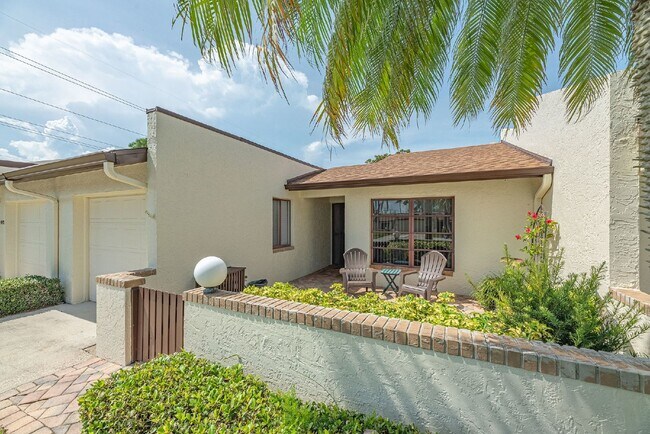 Foto del edificio - Fully furnished Beachside townhome