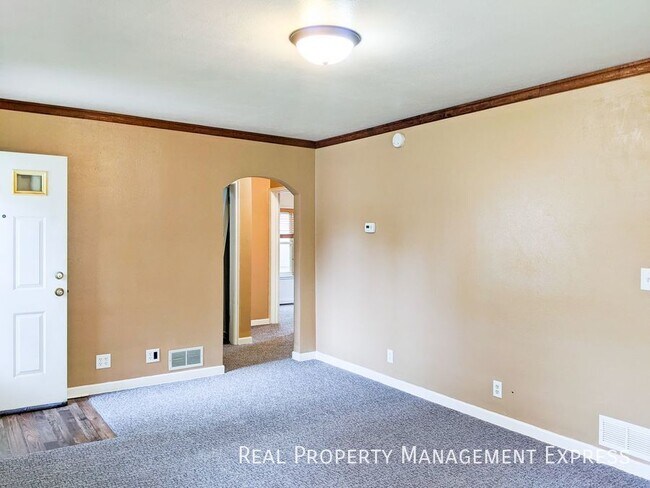 Building Photo - 1304 N Elmwood Ave