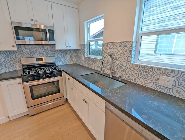 Building Photo - 3919 1/2-31-2 Mont Clair St