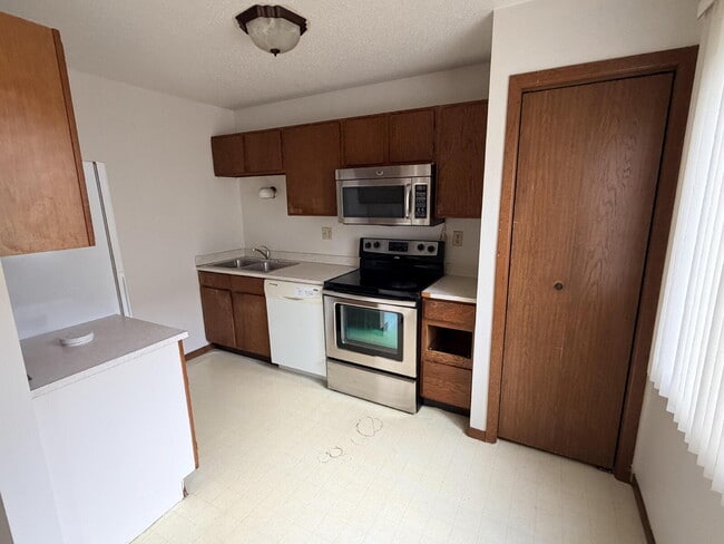 Building Photo - "Charming & Cozy 2-Bed Gem in Minot - Perfectly Priced & Ideally Located!"
