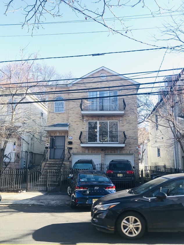 Primary Photo - 144 S 8th St