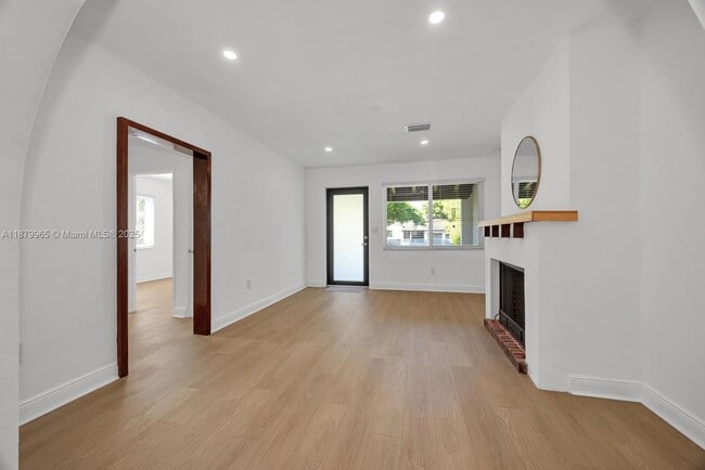 Foto del edificio - 211 SW 22nd Rd