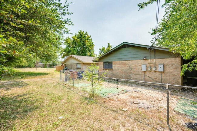 Building Photo - 838 N Meadows Dr