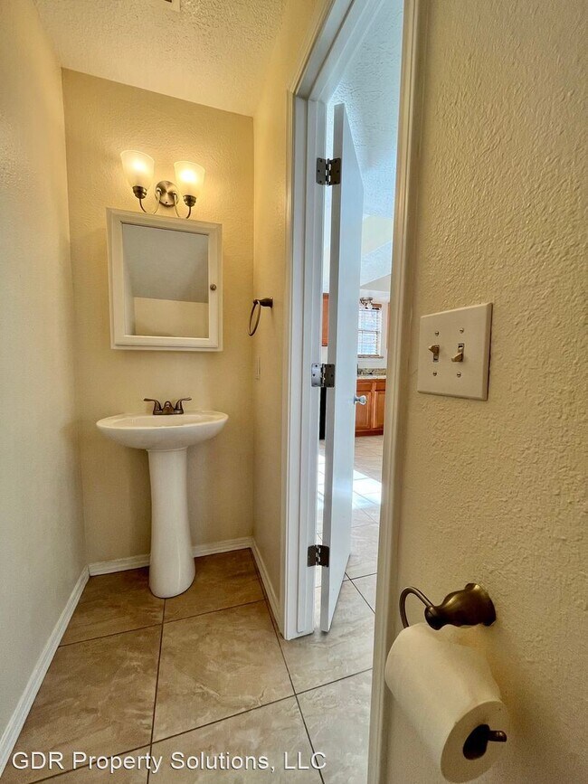 Building Photo - 2 br, 1.5 bath House - 702-A Fruit Ave NW