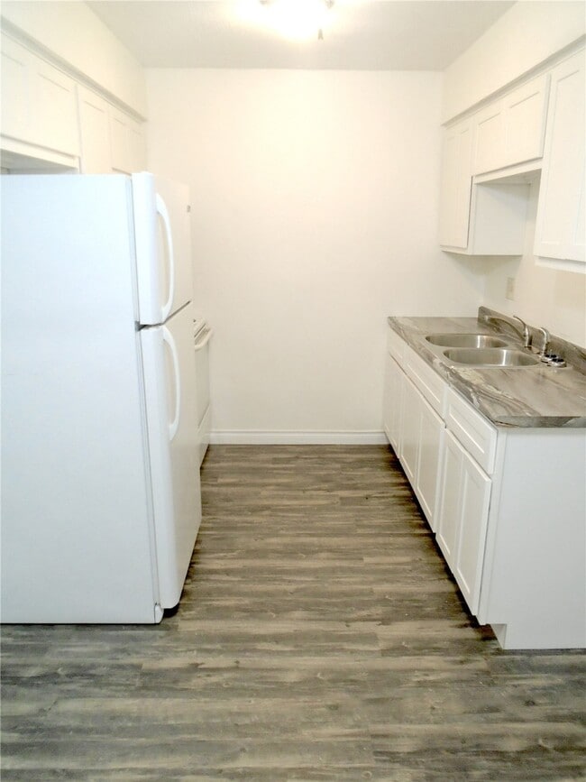 Building Photo - 1002 Apache Dr