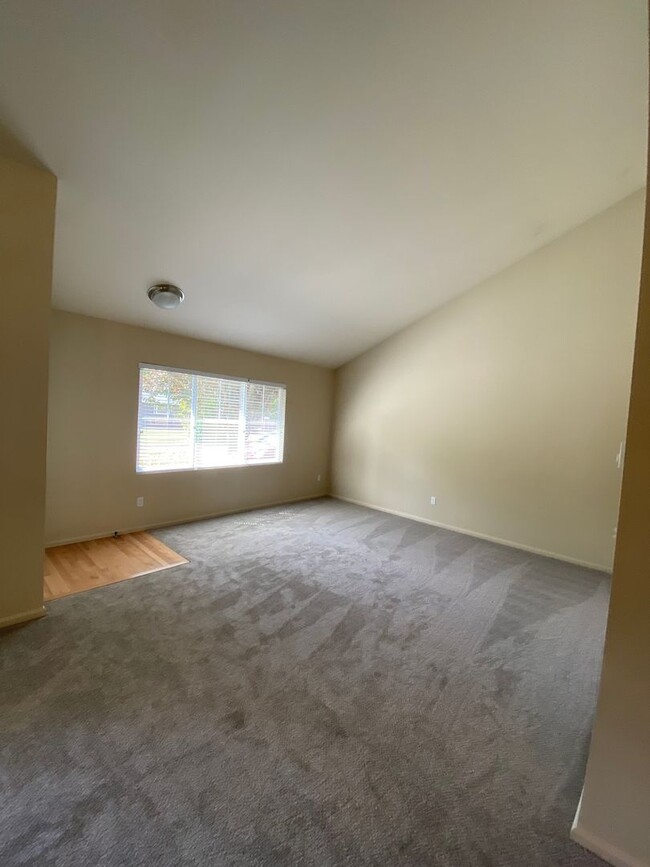 Building Photo - Beautiful 2 Bedroom, 1 Bath 907sq ft. home...