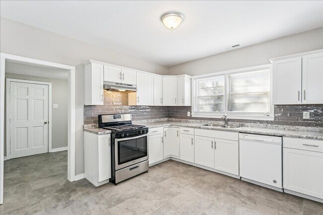 Foto del edificio - Charming Updated 2 Bedroom Home in Rose Hill. Rent To Own Available!