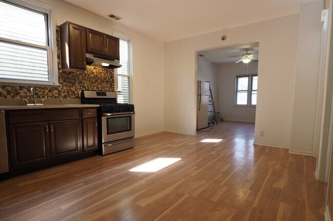 Building Photo - 3919 N Ravenswood Ave