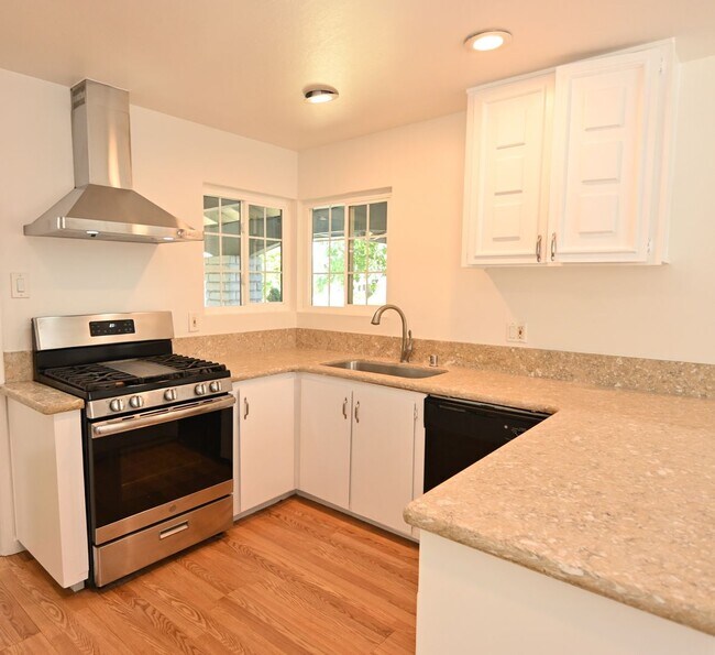 Foto del edificio - 5659 Lathrop Dr