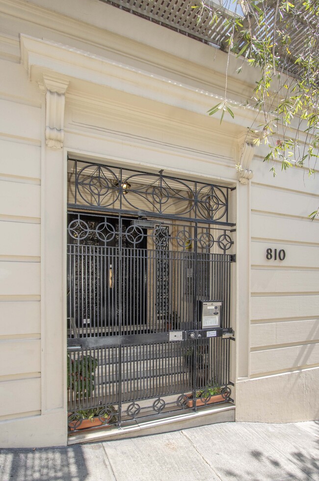 Entrada principal a 810 Jones Street - Hirsch/Harband Properties