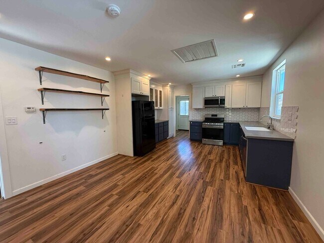 Building Photo - West Sac 2 Bed With River Access