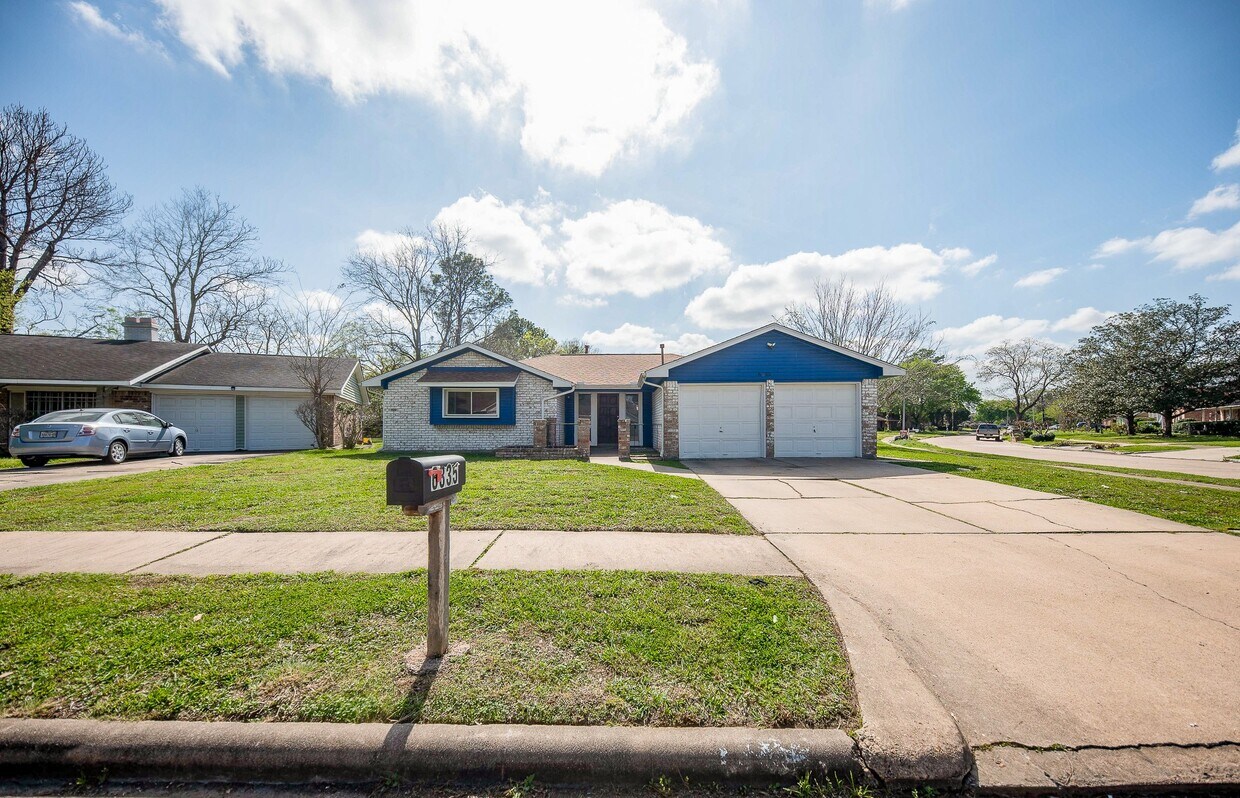 Foto principal - 6835 Castleview Ln