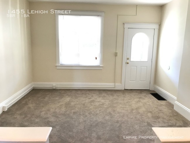 Building Photo - 5 Bedroom House in Easton