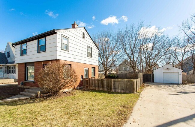 Building Photo - 2750 N 61st St