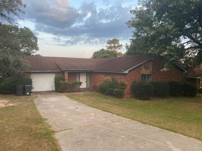 Foto del edificio - Large three Bedroom Home