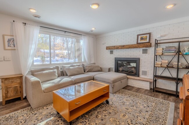 Building Photo - Quiet Cottage in the Trees