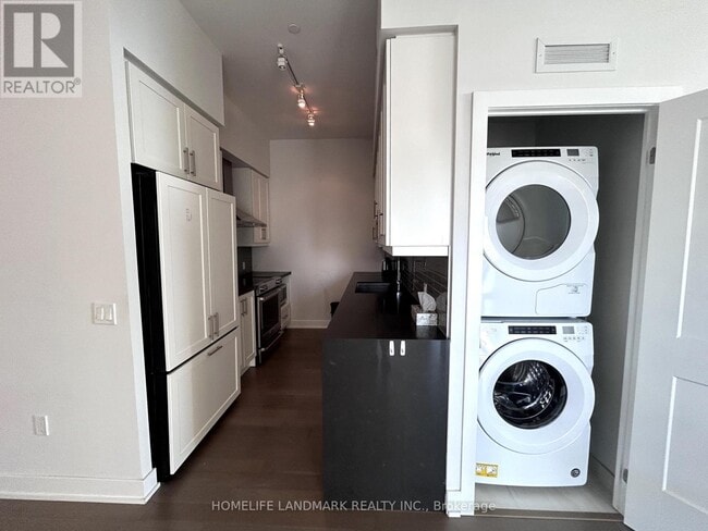 Building Photo - 4085-4085 Parkside Village Dr