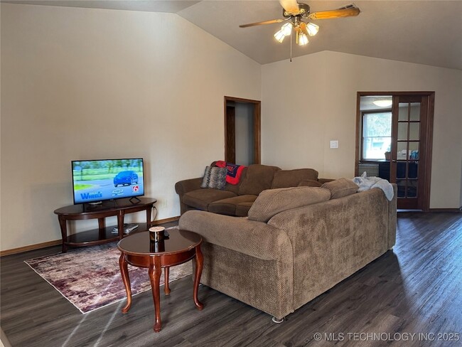 Building Photo - 14518 S Maple Ave