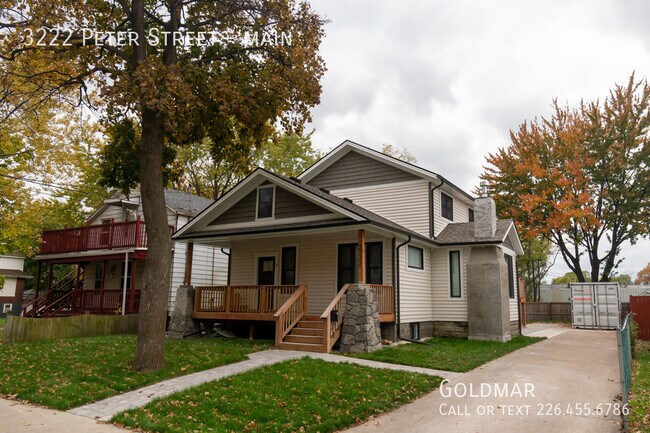 Photo du bâtiment - 2 bedroom Plus Den, 2 Bath with fireplace and high end appliances