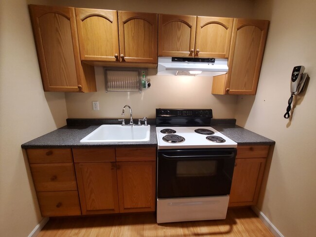 Building Photo - Super Cute DOWN STAIRS APARTMENT in Lakela...