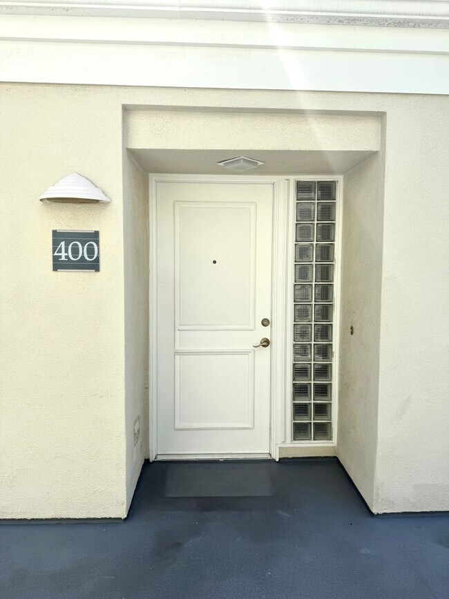 Foto del edificio - Penthouse Condominium in a Prime Irvine Lo...