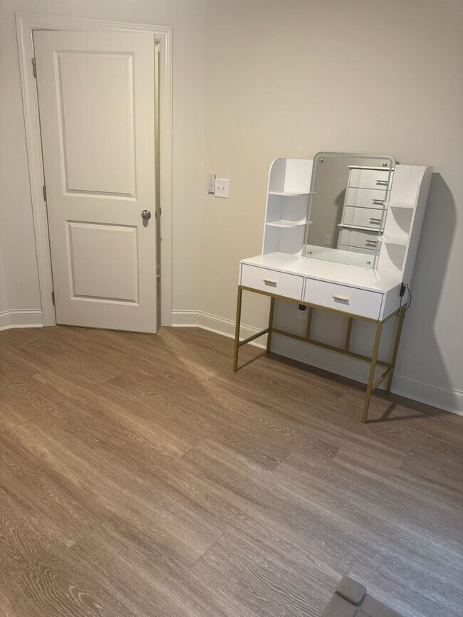 Building Photo - Glenwood Townhomes Unit #103