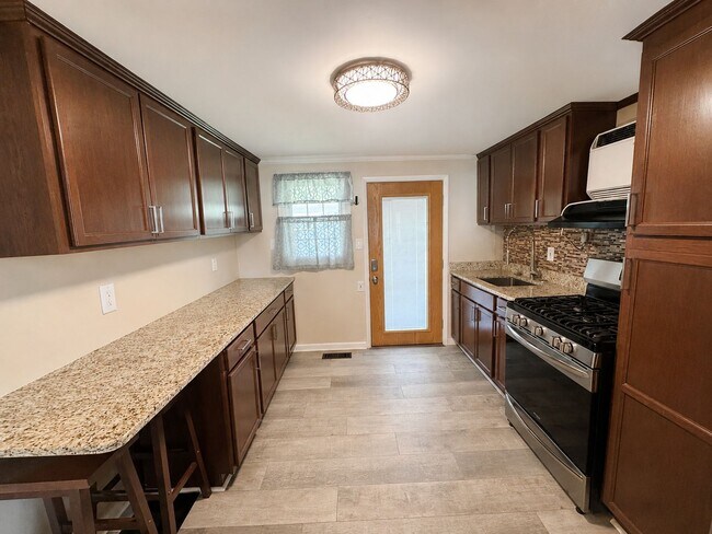 Foto del edificio - 2-Bedroom Burlington Home with Finished Basement, Backyard and Garage