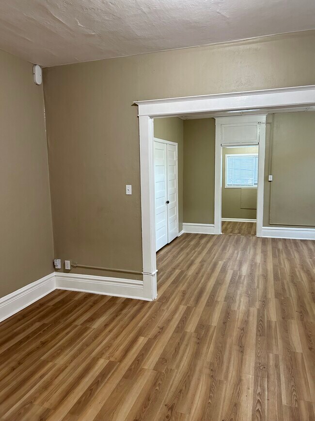 Foto del edificio - 251 E Broadway